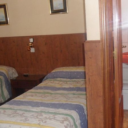 Hostal Suarez Hotel Madrid Room photo