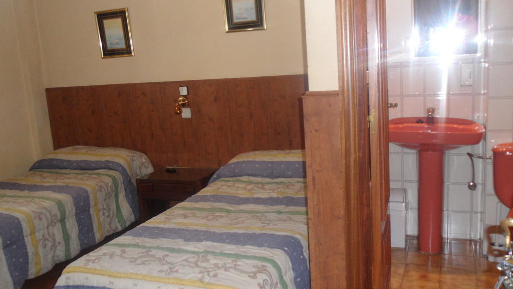 Hostal Suarez Hotel Madrid Room photo