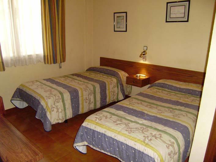 Hostal Suarez Hotel Madrid Room photo