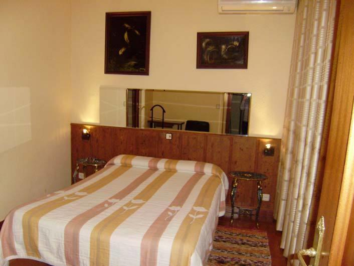 Hostal Suarez Hotel Madrid Room photo